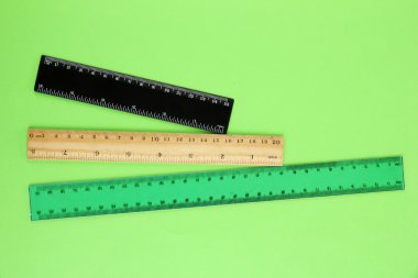 yeşil zemin üzerine cetveller