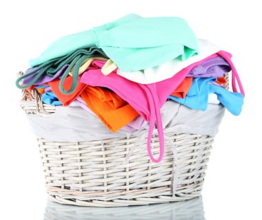 ahşap sepet beyaz izole giysilerle