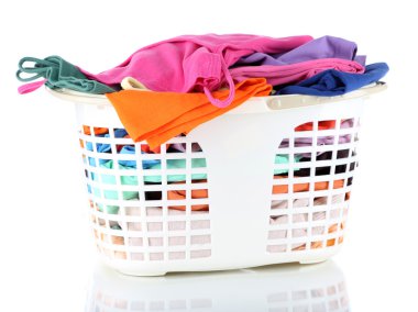 plastik sepet beyaz izole giysilerle