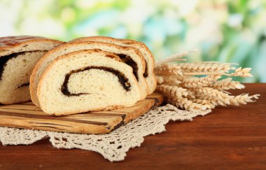 somun ile parlak zemin üzerinde kesme tahtası üzerinde haşhaş tohumu