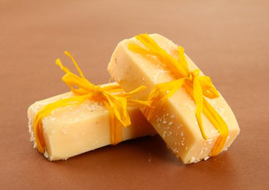 kahverengi zemin üzerinde doğal el yapımı Sabun