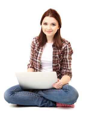 güzel genç kadın ile üzerine beyaz izole laptop