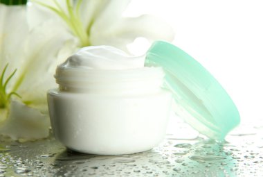 kozmetik krem ve güzel zambak, kapat