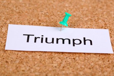 cork board üzerinde kelime triumph ile kağıt üzerinde itme