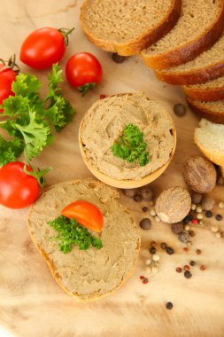 Tahta kaşıkta taze et, ahşap arka planda.