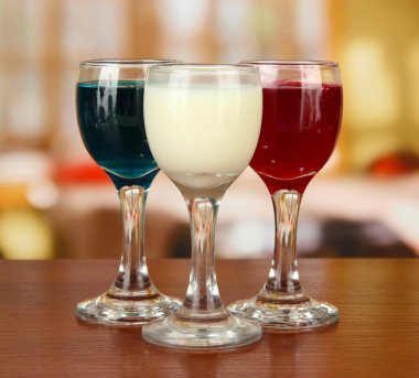 parlak zemin üzerine lezzetli renk likör