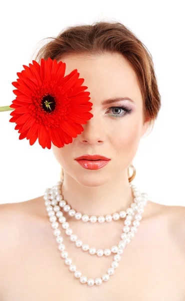 Красива молода жінка з яскравим макіяжем, тримає квітку, ізольована на білому — стокове фото