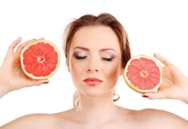 Krásná mladá žena s světlý make-up, držící grapefruit, izolované na bílém — Stock fotografie