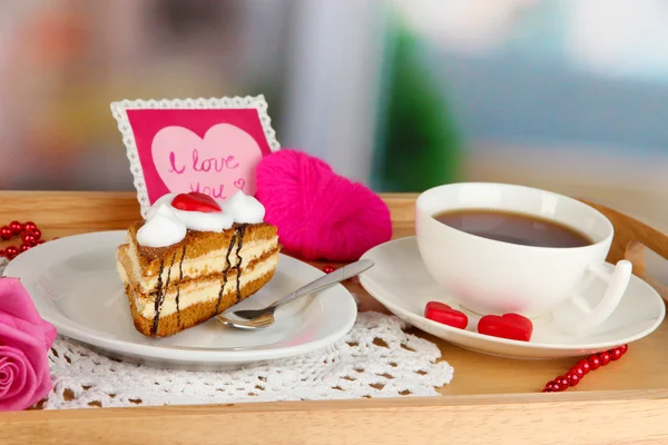 Завтрак в постель в День Святого Валентина на фоне номера — стоковое фото