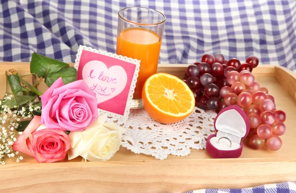 Sevgililer günü yakın çekim üzerinde yatakta kahvaltı