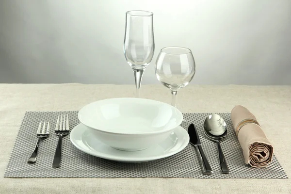 Apparecchiatura della tavola, su sfondo grigio — Foto Stock