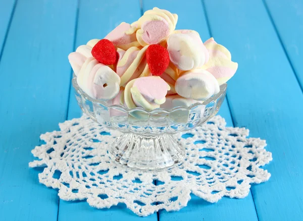 Gentle marshmallow in glass vase on wooden table close-up — Stock Photo, Image