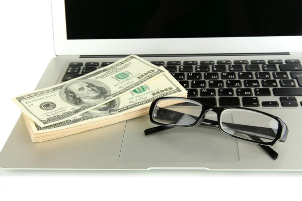 Pieniądze z laptopa na białym tle okulary — Zdjęcie stockowe