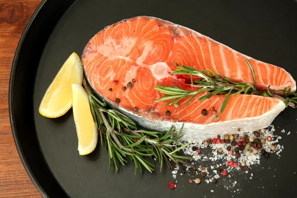 Fresh salmon steak on pan, close up — Stock Photo, Image