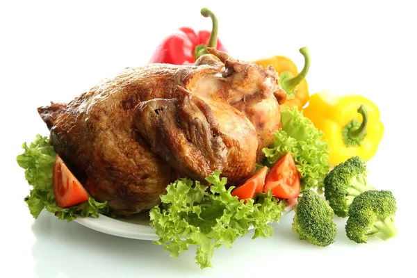 Smakelijke geheel gebraden kip op de plaat met groenten, geïsoleerd op wit — Stockfoto