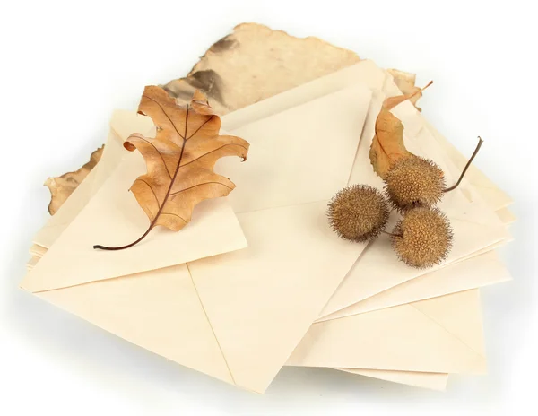 Stapel van oude brieven met herfst gedroogde bladeren geïsoleerd op wit — Stockfoto