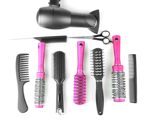 Tara fırçalar, saç kurutma makinesi ve üzerinde beyaz izole kesme makası
