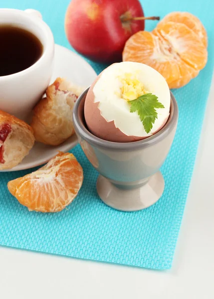 Café da manhã leve com ovos cozidos e xícara de café, isolado em branco — Fotografia de Stock