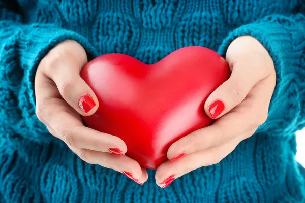 Coeur rouge dans les mains de la femme, gros plan — Photo