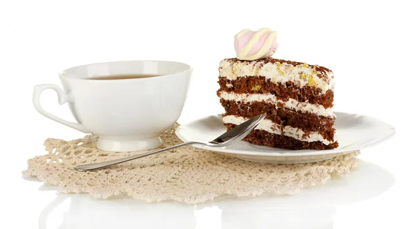 Une tasse de thé et délicieux gâteau isolé sur blanc — Photo