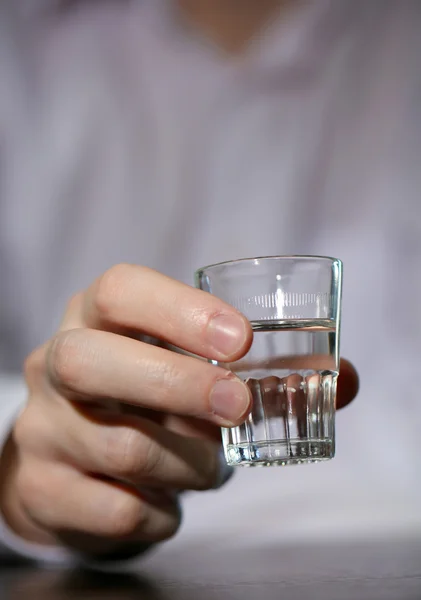 Main d'homme avec verre de vodka, gros plan — Photo