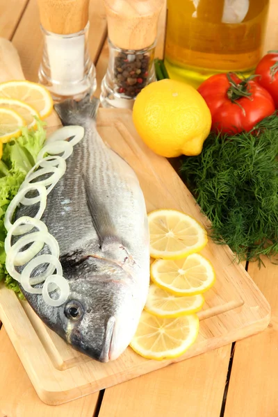 doğrama kurulu limon ve sebzeler üzerinde ahşap masa üzerinde taze dorado