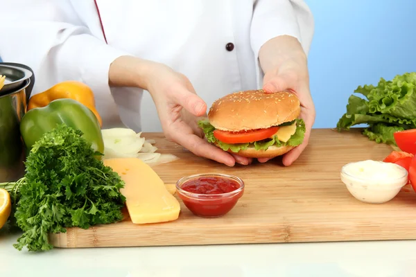 eller çizburger, mavi arka plan hazırlanıyor