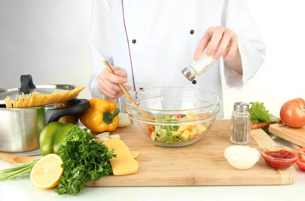 Руки женщины готовят салат, изолированный на белом — стоковое фото