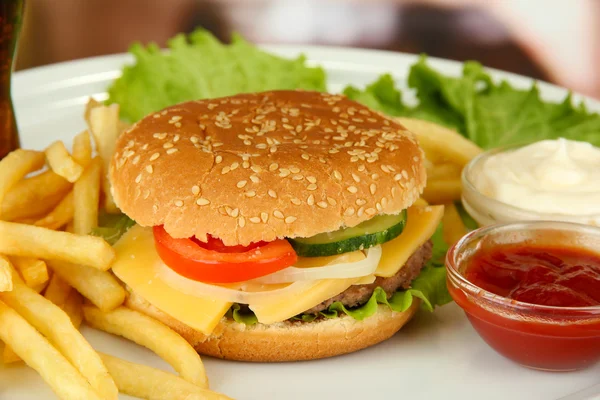 parlak zemin üzerine kızarmış patates ile lezzetli peynirli burger
