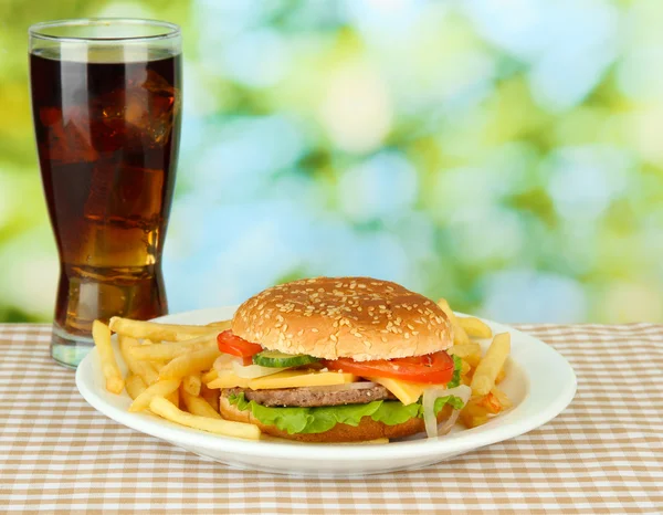 Leckere Cheeseburger mit Bratkartoffeln und kaltem Getränk, auf hellem Hintergrund — Stockfoto