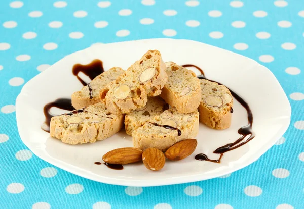 青のテーブル クロスのクローズ アップのプレートに芳香族クッキー cantuccini — ストック写真