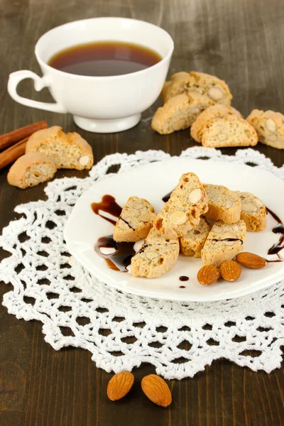 Ароматические печенье cantuccini и чашку кофе на деревянный стол крупным планом — стоковое фото