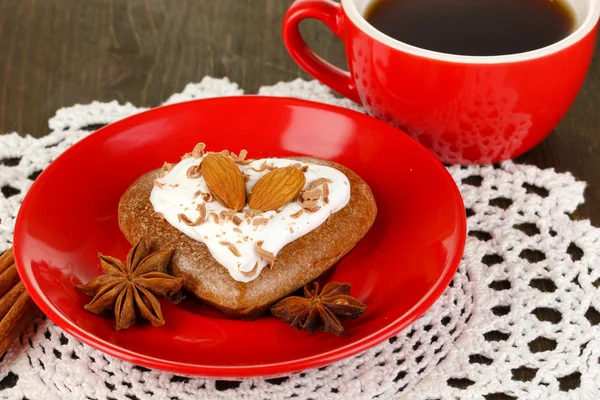 Biscuit au chocolat en forme de cœur avec tasse de café sur table en bois close-up — Photo