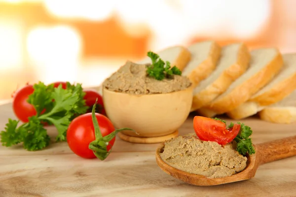 taze ezme, domates ve parlak zemin üzerine ekmek bileşimi