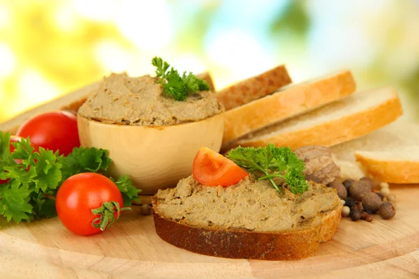 Composição de patê fresco, tomates e pão, sobre fundo brilhante — Fotografia de Stock