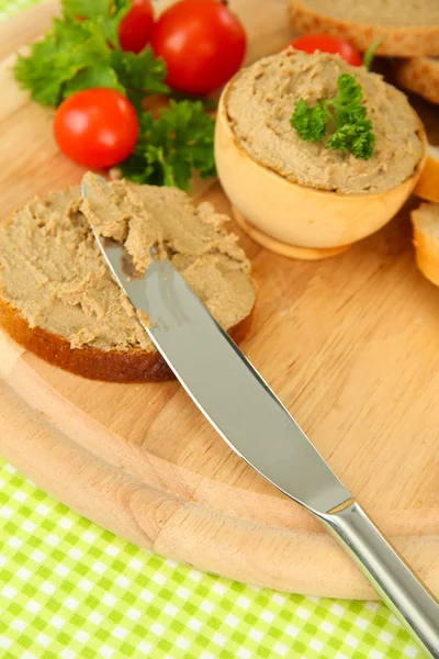 Tahta kaşıkta taze et, ahşap arka planda.