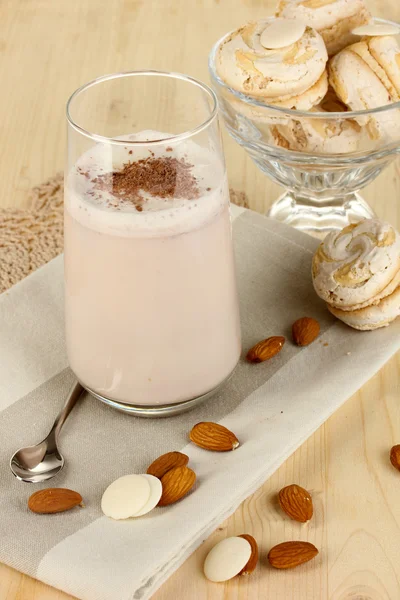 Bicchiere di cocktail alla crema al cioccolato su tavolo di legno primo piano — Foto Stock