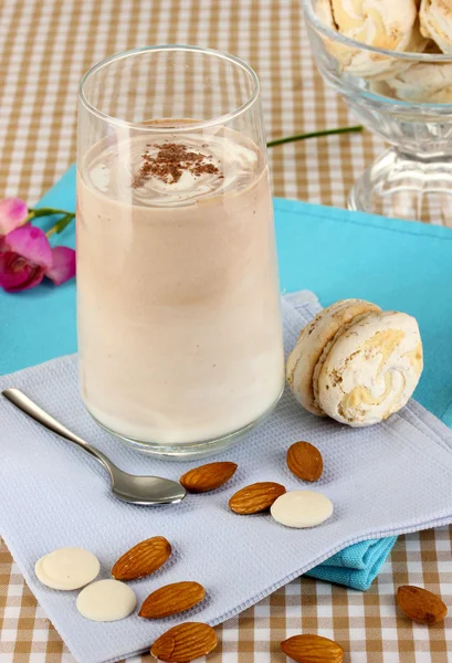 Copa de cóctel de crema de chocolate en mantel beige de cerca —  Fotos de Stock