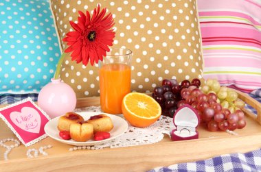 Sevgililer günü yakın çekim üzerinde yatakta kahvaltı