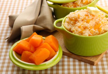 Tat pirinç lapası kabak masa örtüsü arka plan üzerinde tencere ile