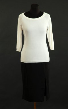 beyaz gömlek ve siyah arka plan üzerine manken üzerinde siyah etek