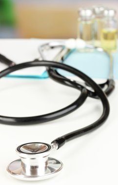 Masanın üzerinde yatan stetoskop yakın çekim