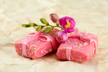 bej renkli arka plan üzerinde doğal el yapımı Sabun