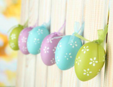 Sanat çit asılı yumurtalı Paskalya arka plan