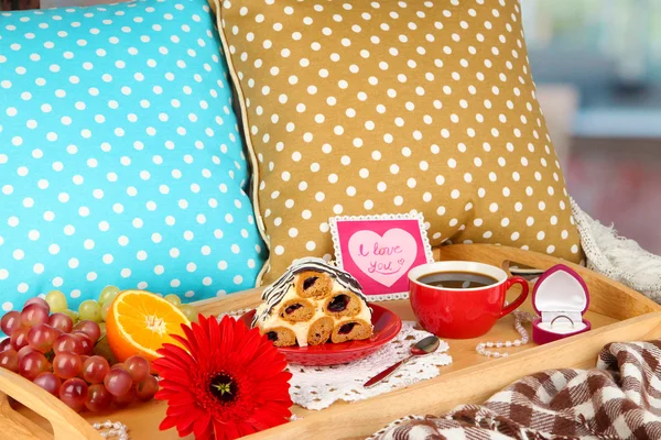 Sevgililer günü yakın çekim üzerinde yatakta kahvaltı