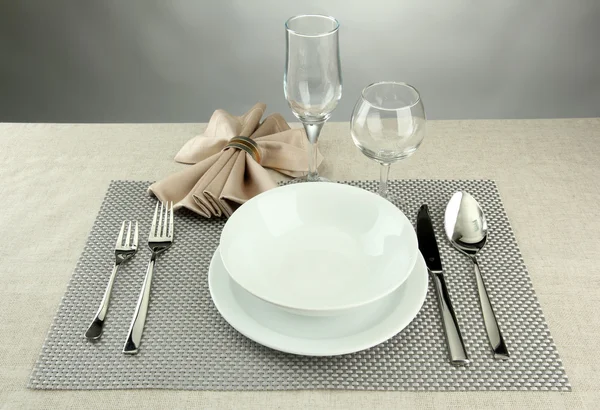 gri arka plan üzerinde tablo ayarı