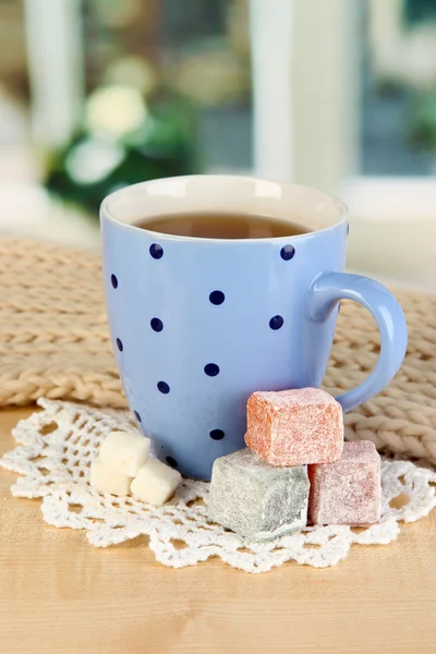 Taza de té con bufanda en la mesa en la habitación —  Fotos de Stock