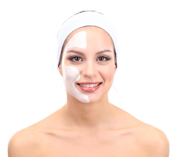 Mujer joven con máscara facial de arcilla, aislada en blanco —  Fotos de Stock