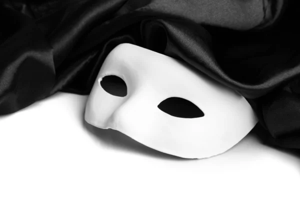 Bílé masky a černé hedvábné tkaniny, izolované na bílém — Stock fotografie