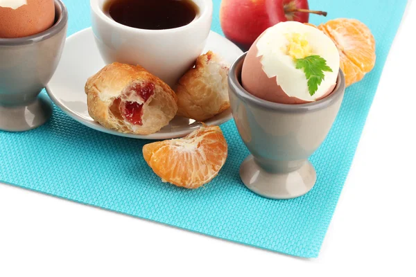 Desayuno ligero con huevos cocidos y taza de café, aislado en blanco — Foto de Stock